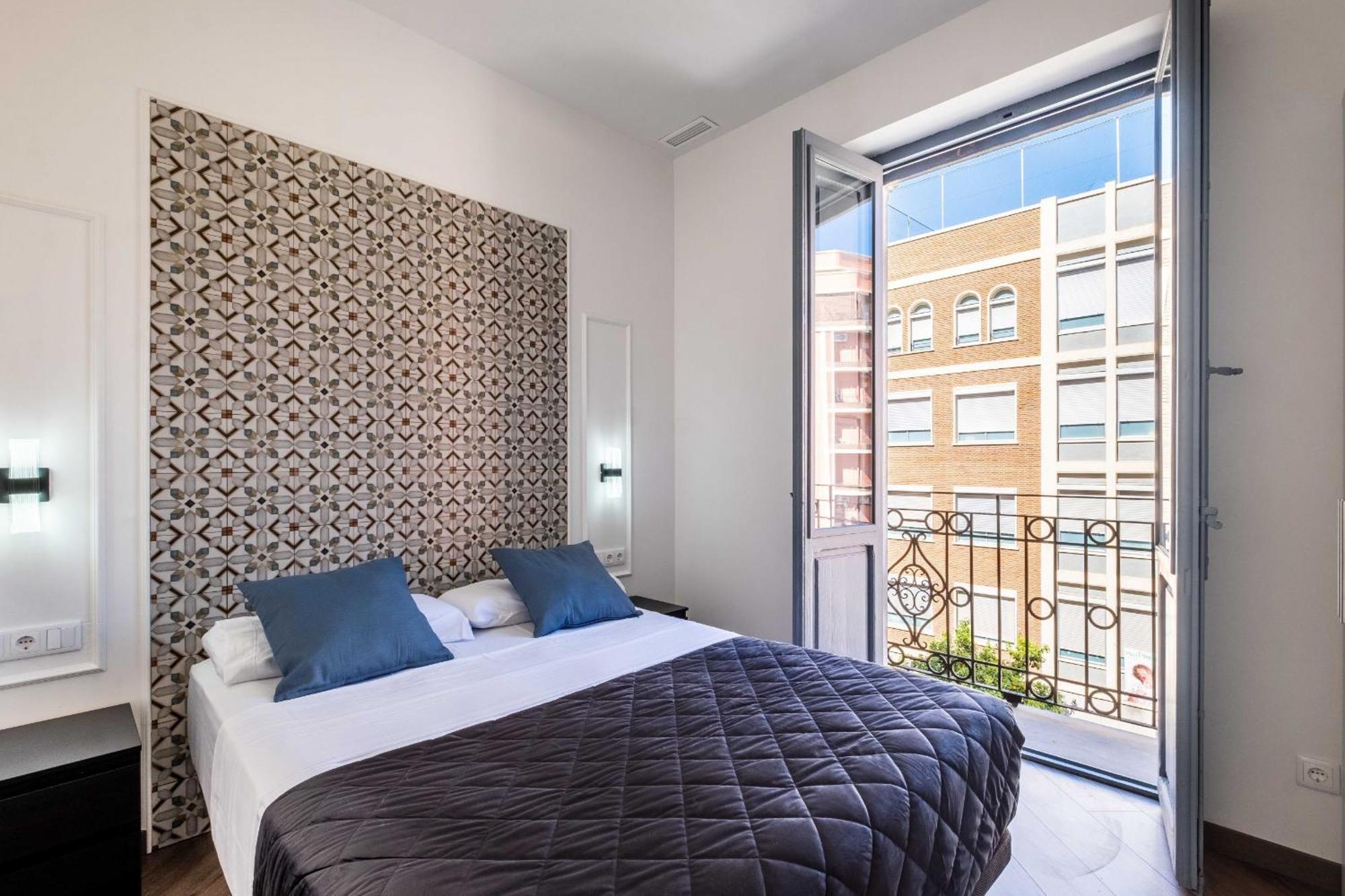 Well Lit And Creatively Designed Appartement *